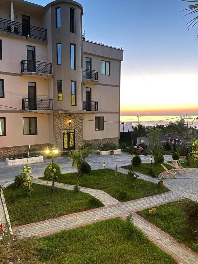 Green Yard Hotel Batoemi Buitenkant foto