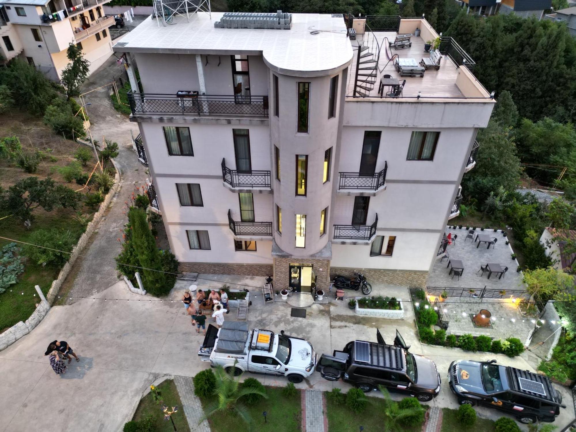 Green Yard Hotel Batoemi Buitenkant foto