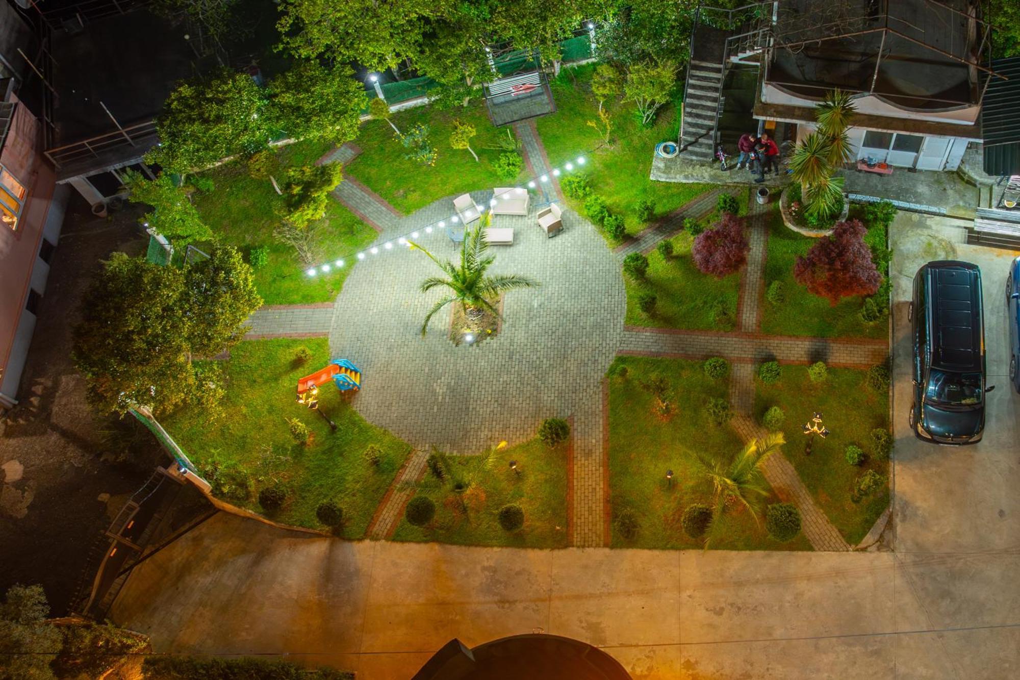Green Yard Hotel Batoemi Buitenkant foto